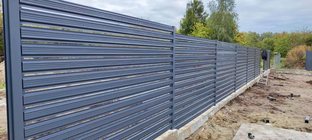 забор из штакетника ral7024/7024 серый графит двусторонний фото8 в Екатеринбурге