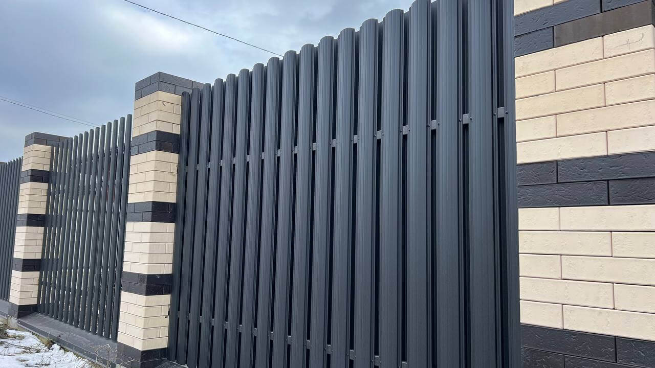 Забор из металлического штакетника RAL9005 Черный МАТТЕ фото 4 в Екатеринбурге