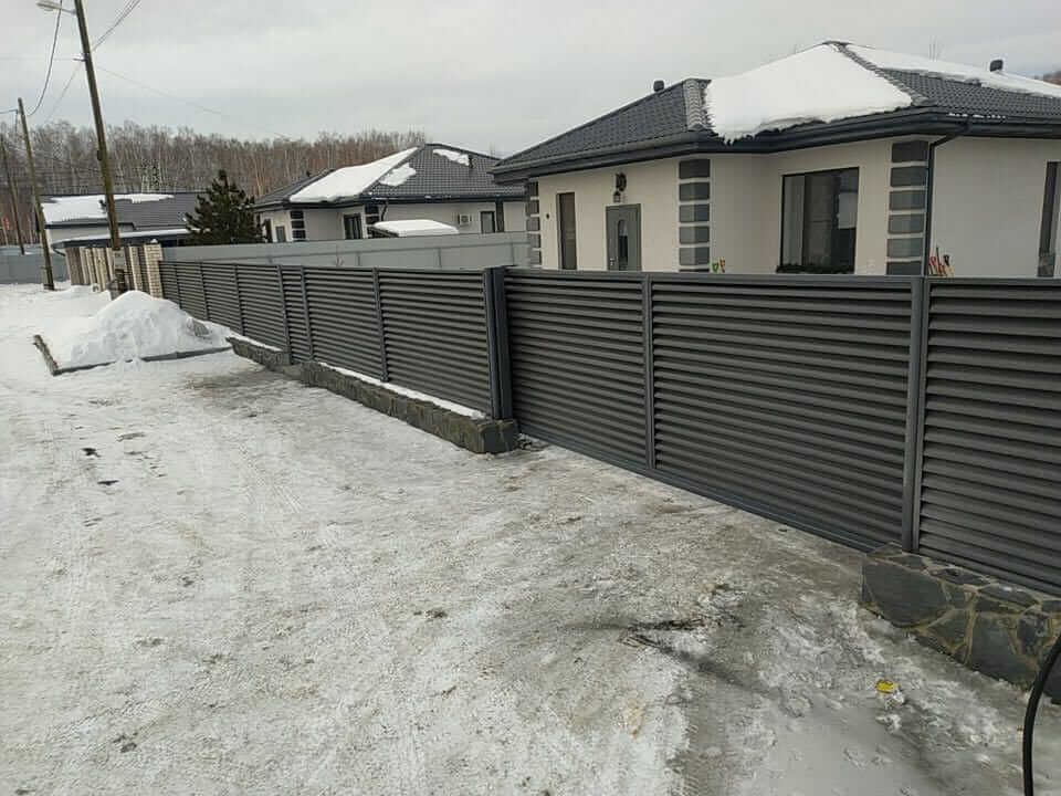 Забор-жалюзи с входной группой 26м RAL7024 Серый Графит МАТТЕ фото 1 в Екатеринбурге