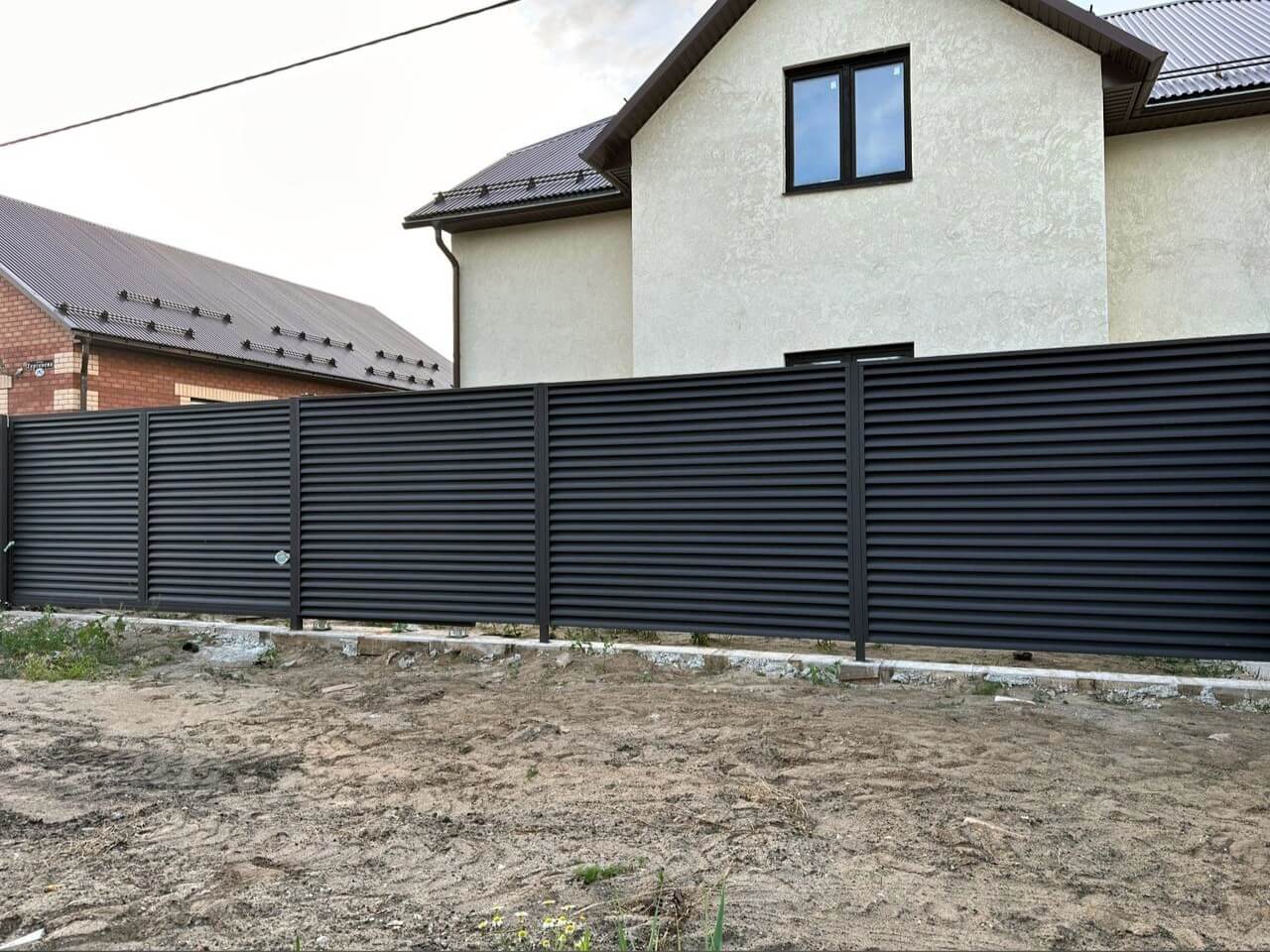 Забор с ламелями еврожалюзи 18м RAL8019/8019 Темный Шоколад МАТТЕ двусторонний фото 1 в Екатеринбурге