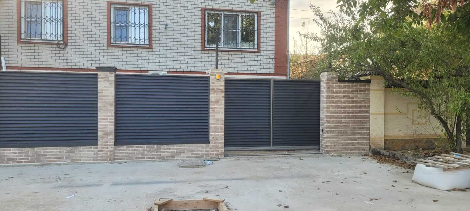 Забор-жалюзи с ламелями ЭКО-Z US усиленные 20м RAL7024/7024 Серый Графит двусторонний МАТТЕ фото 2 в Екатеринбурге
