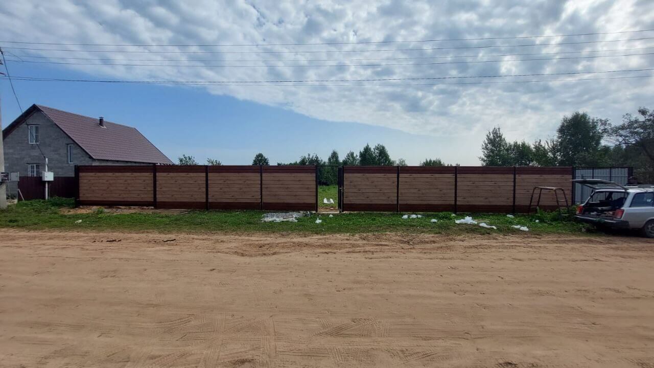 Забор из металлосайдинга Евро-Брус 34м Клен Светлый (SteelArt) + Темное Дерево (Printech) фото 3 в Екатеринбурге
