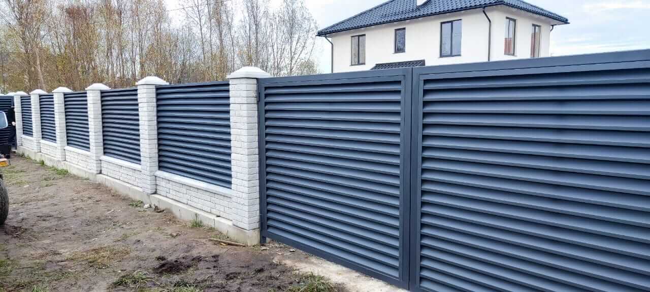 Забор-жалюзи из ламелей ЭКО-Z 32м RAL7024 Серый Графит МАТТЕ фото 5 в Екатеринбурге