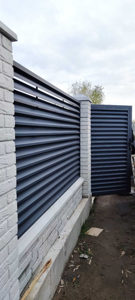 Забор-жалюзи из ламелей ЭКО-Z 32м RAL7024 Серый Графит МАТТЕ фото 4 в Екатеринбурге