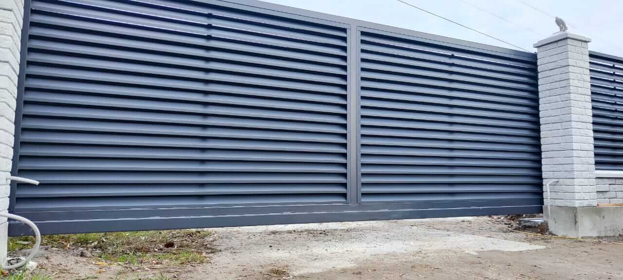Забор-жалюзи из ламелей ЭКО-Z 32м RAL7024 Серый Графит МАТТЕ фото 3 в Екатеринбурге