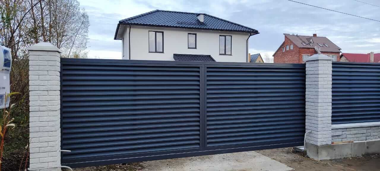 Забор-жалюзи из ламелей ЭКО-Z 32м RAL7024 Серый Графит МАТТЕ фото 2 в Екатеринбурге