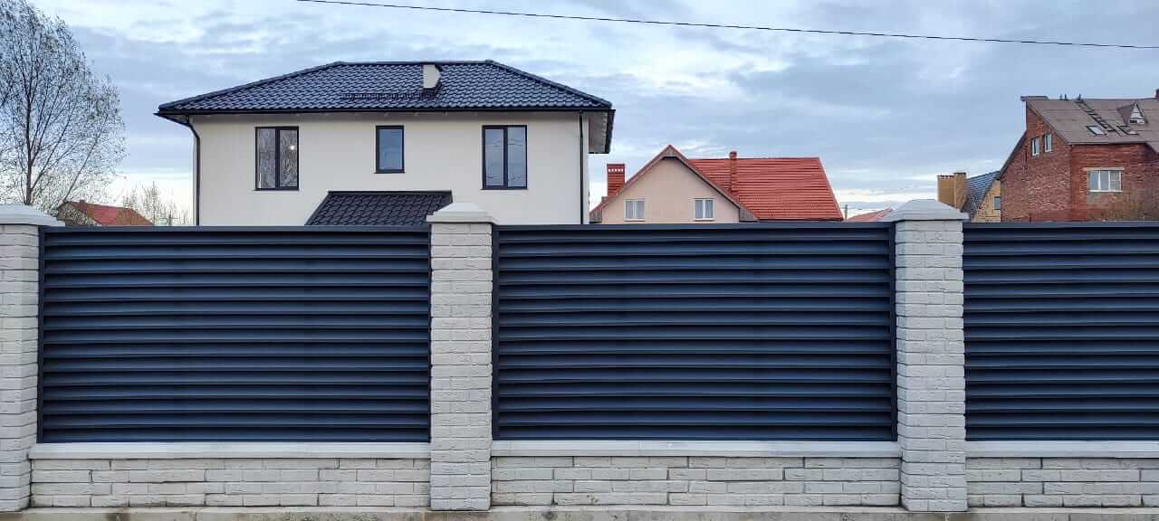 Забор-жалюзи из ламелей ЭКО-Z 32м RAL7024 Серый Графит МАТТЕ в Екатеринбурге
