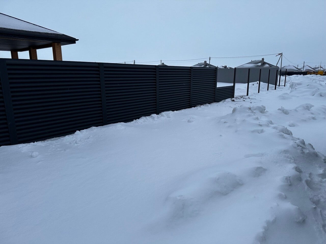 Забор-жалюзи из ламелей еврожалюзи 57м RAL7024 Серый Графит МАТТЕ фото 6 в Екатеринбурге