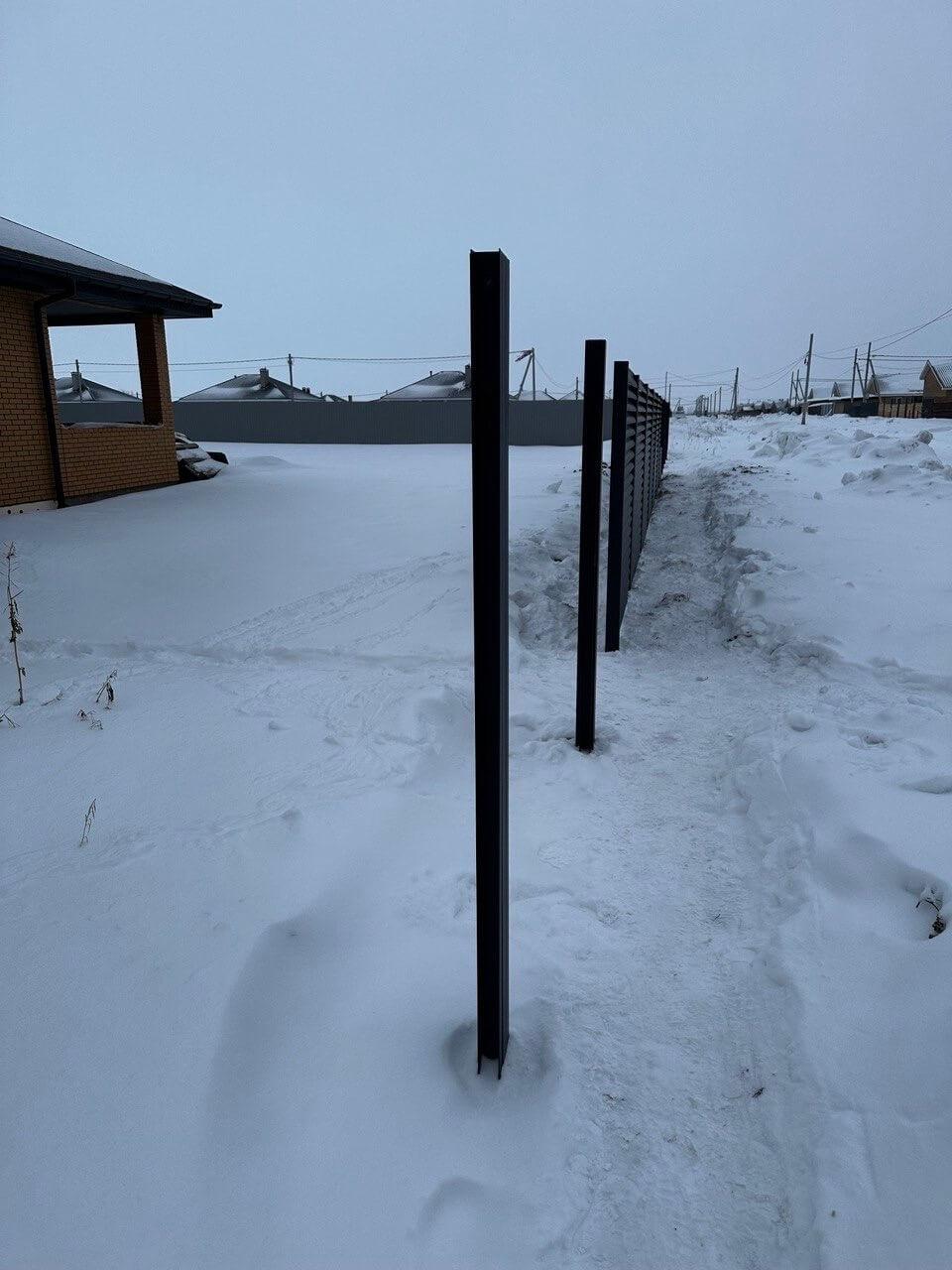 Забор-жалюзи из ламелей еврожалюзи 57м RAL7024 Серый Графит МАТТЕ фото 5 в Екатеринбурге