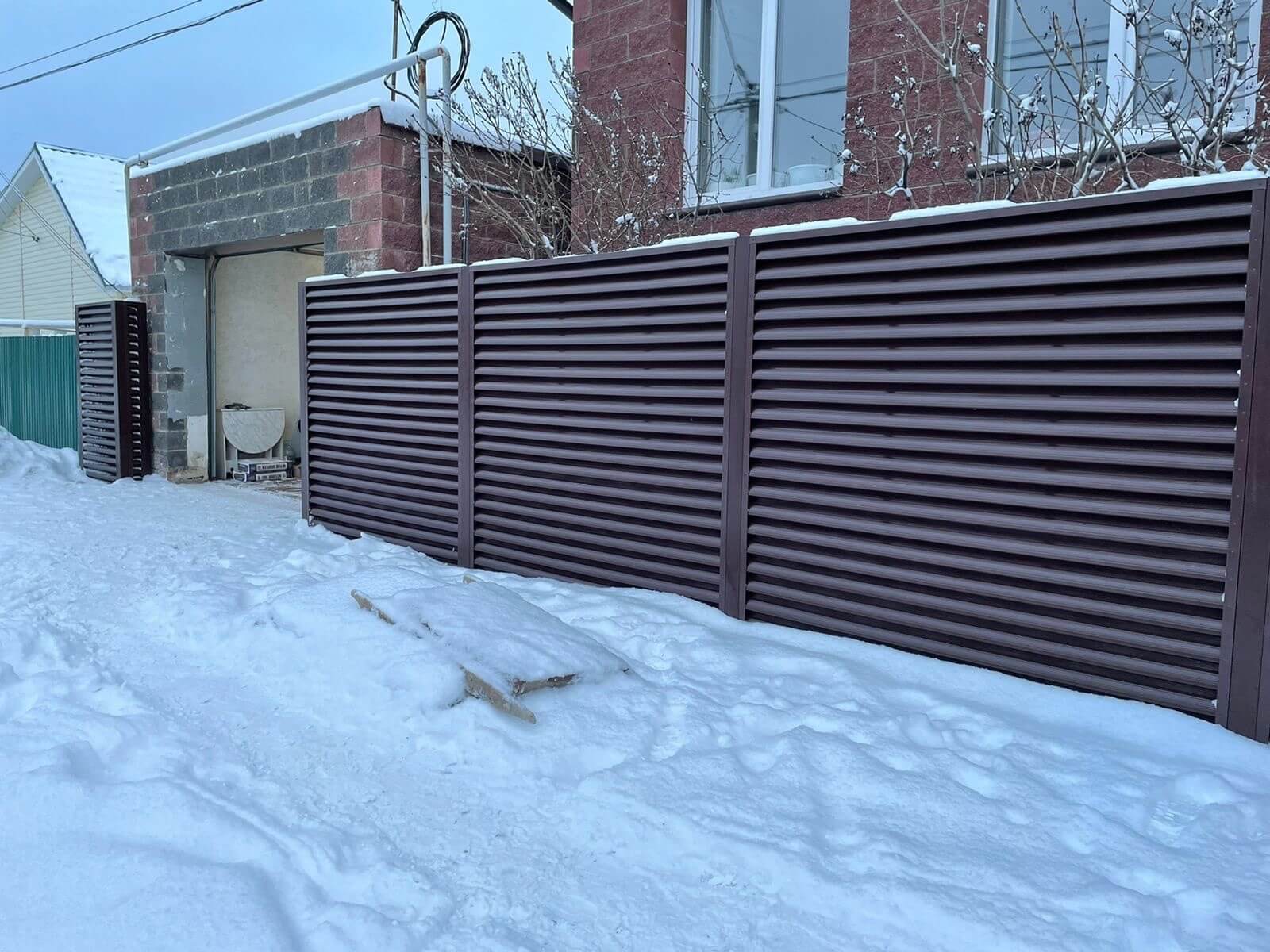 Забор из ламелей еврожалюзи 38м RAL8017/8017 Шоколад двусторонний фото 5 в Екатеринбурге