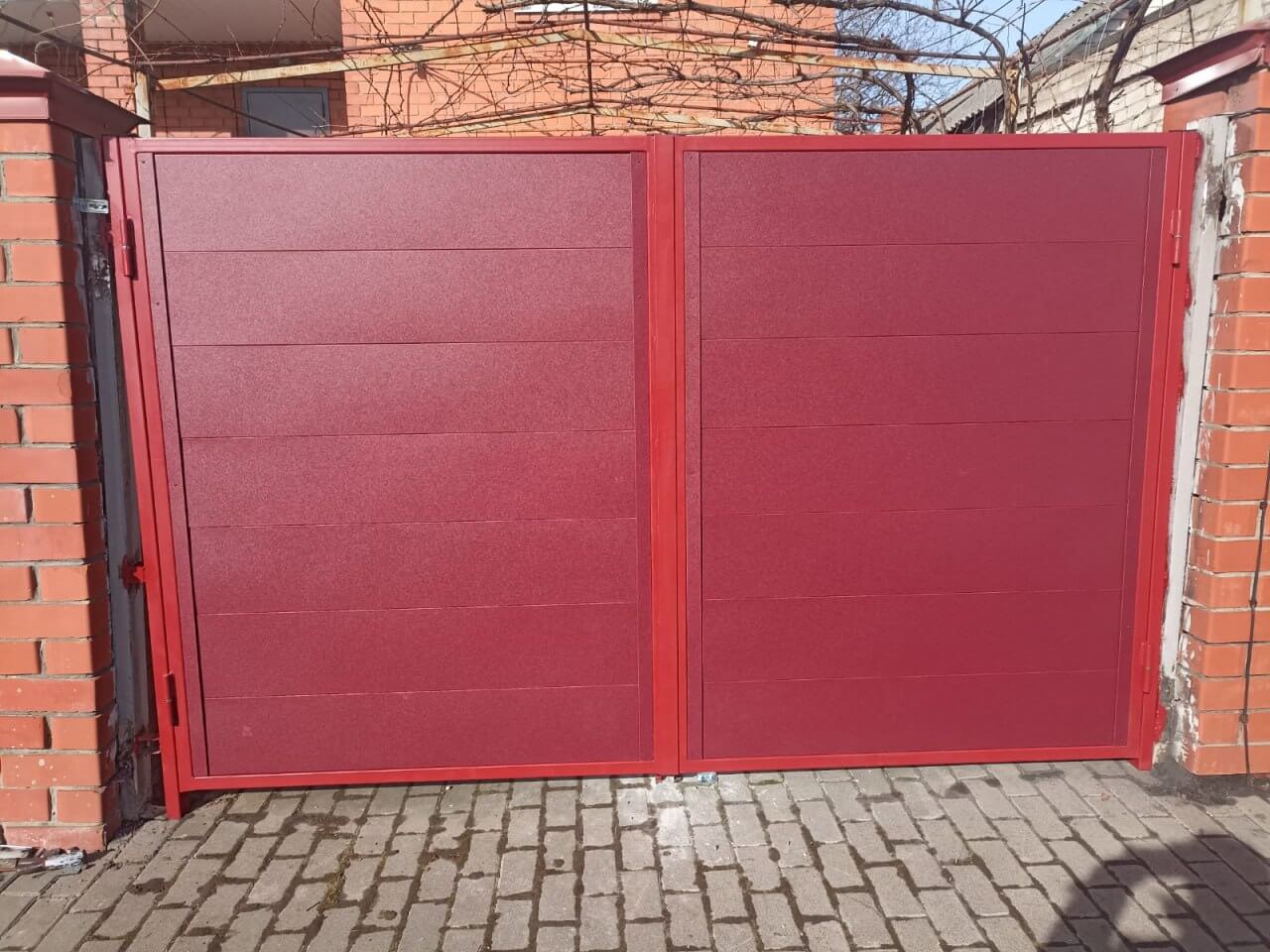 Ворота и калитка из металлопланкена 4м RAL3005 Красное Вино, Стальной Бархат фото 1 в Екатеринбурге