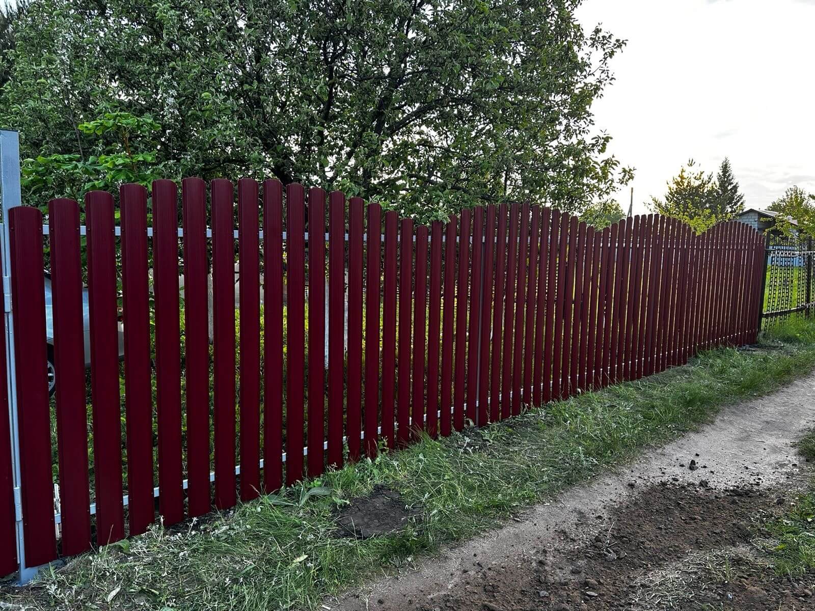 Забор из евроштакетника 28м RAL3005 Красное Вино фото 3 в Екатеринбурге