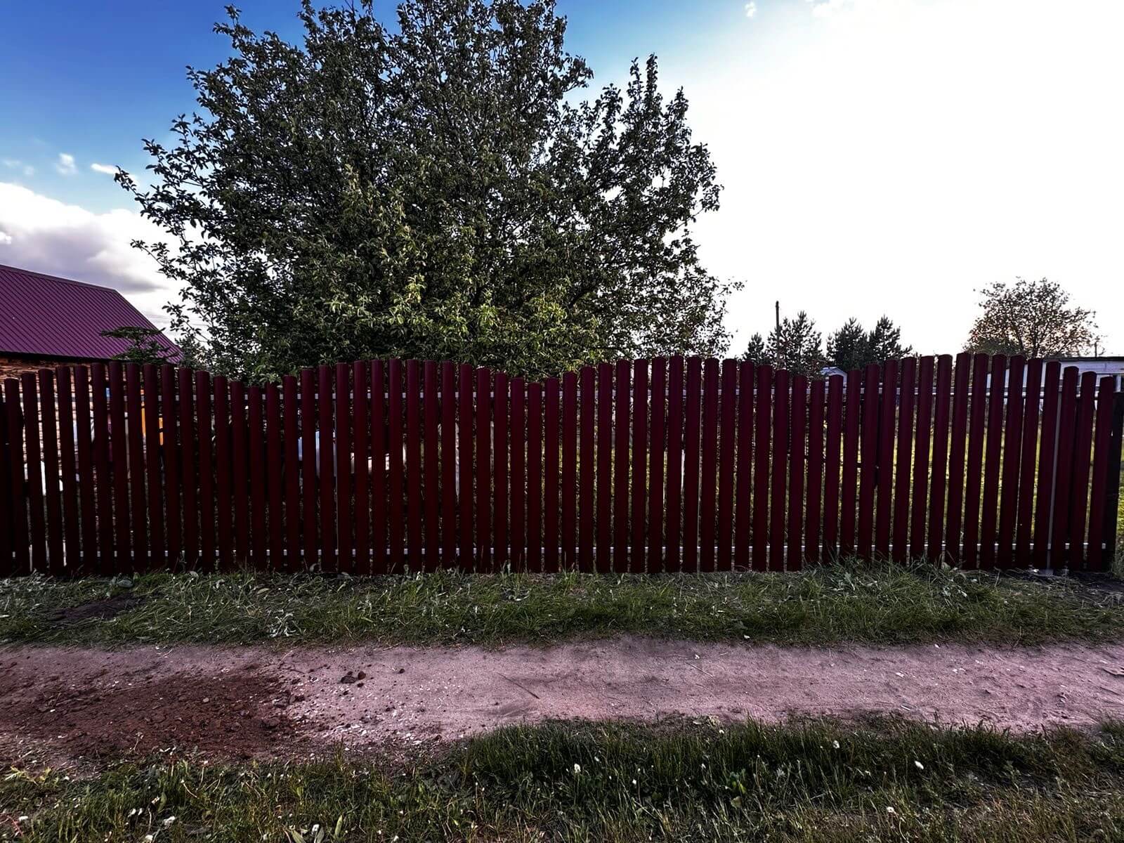 Забор из евроштакетника 28м RAL3005 Красное Вино фото 1 в Екатеринбурге