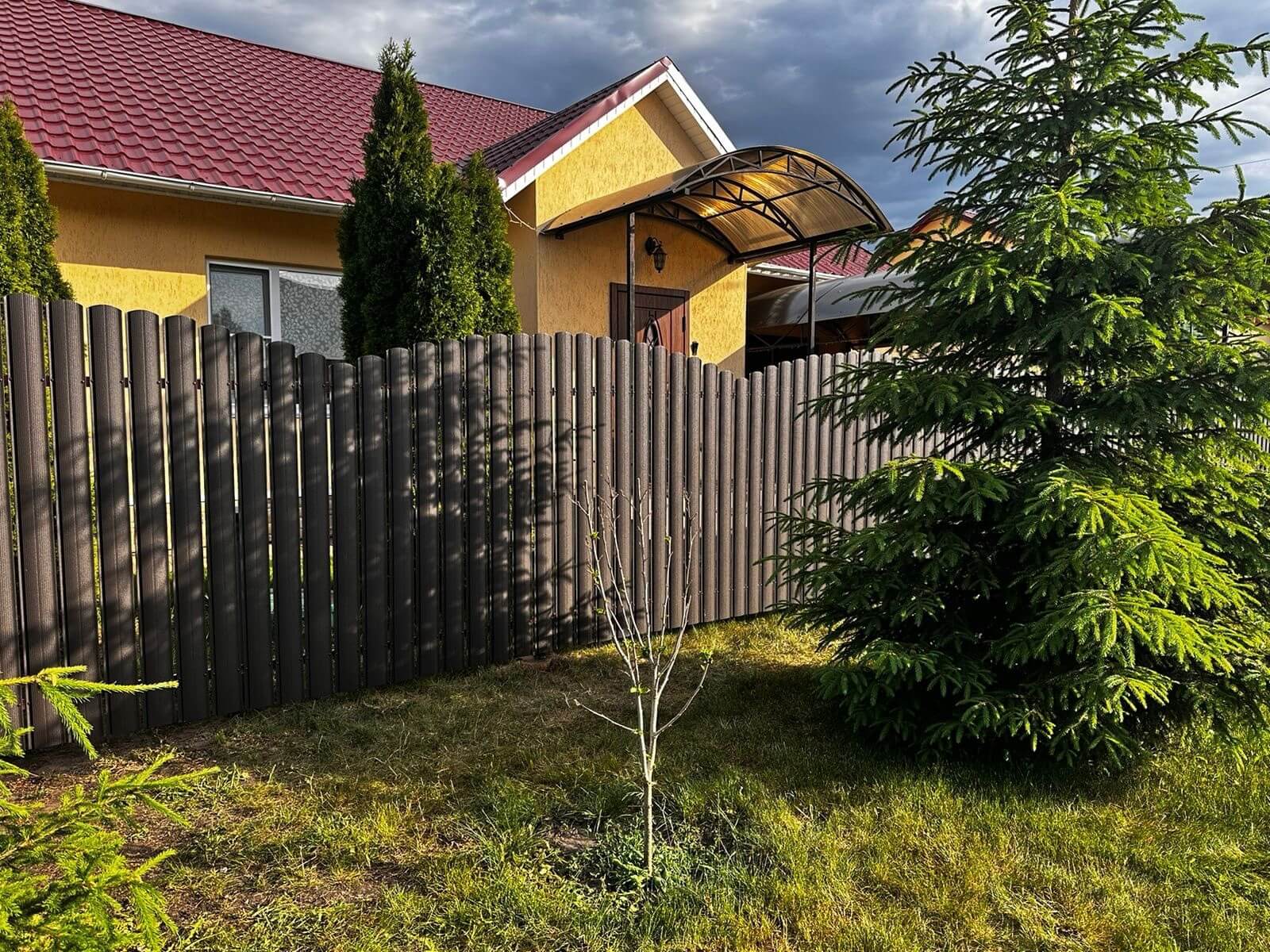 Забор из евроштакетника 37м RAL8019 Темный Шоколад МАТТЕ фото 4 в Екатеринбурге
