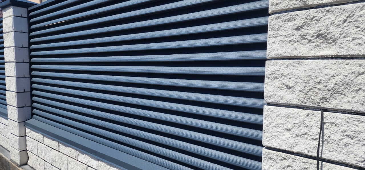 Забор из ламелей Еврожалюзи 32м RAL7024/7024 Серый Графит двусторонний МАТТЕ фото 1 в Екатеринбурге