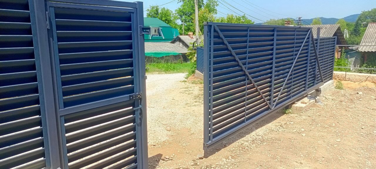 Забор-жалюзи из ламелей Еврожалюзи 53м RAL7024 Серый Графит МАТТЕ фото 16 в Екатеринбурге