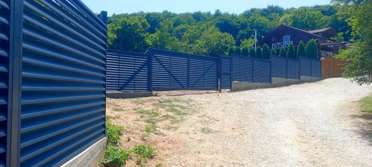 Забор-жалюзи из ламелей Еврожалюзи 53м RAL7024 Серый Графит МАТТЕ фото 8 в Екатеринбурге