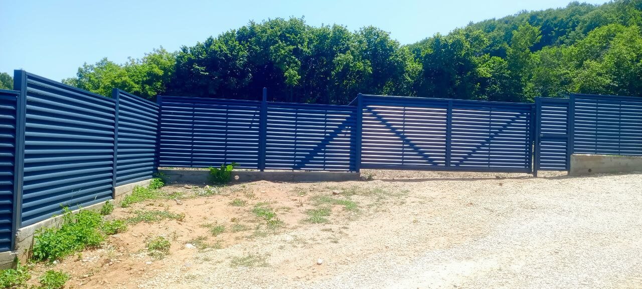 Забор-жалюзи из ламелей Еврожалюзи 53м RAL7024 Серый Графит МАТТЕ фото 7 в Екатеринбурге