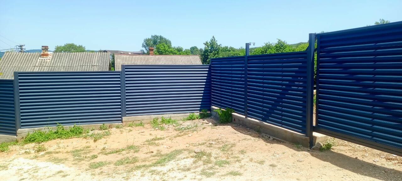 Забор-жалюзи из ламелей Еврожалюзи 53м RAL7024 Серый Графит МАТТЕ фото 4 в Екатеринбурге