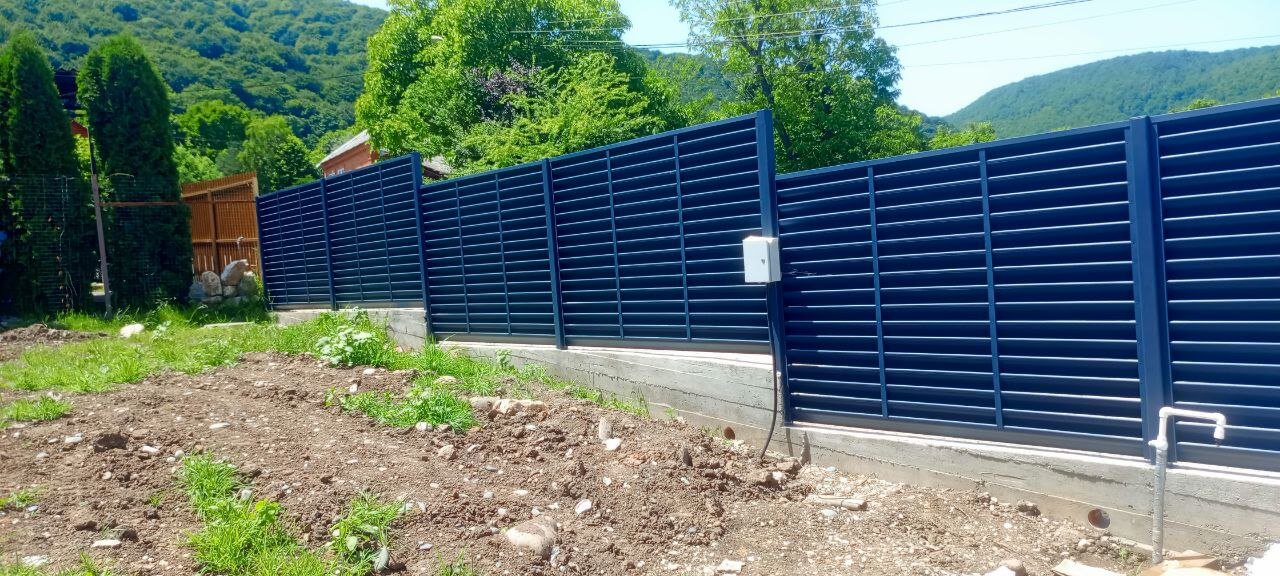 Забор-жалюзи из ламелей Еврожалюзи 53м RAL7024 Серый Графит МАТТЕ фото 3 в Екатеринбурге