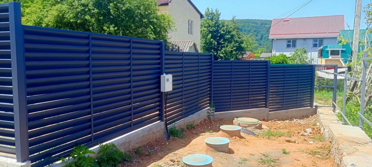 Забор-жалюзи из ламелей Еврожалюзи 53м RAL7024 Серый Графит МАТТЕ фото 2 в Екатеринбурге