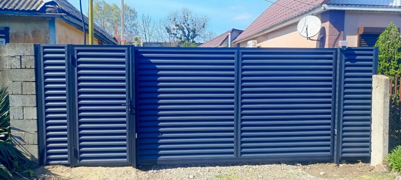 Забор-жалюзи из ламелей Еврожалюзи 53м RAL7024 Серый Графит МАТТЕ фото 1 в Екатеринбурге
