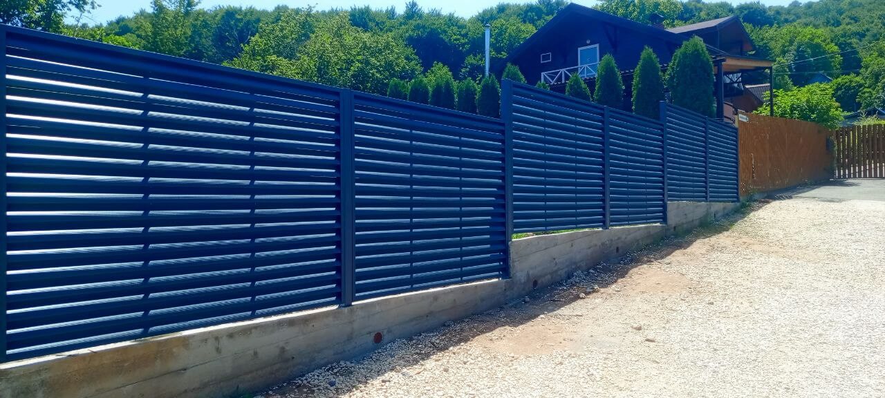 Забор-жалюзи из ламелей Еврожалюзи 53м RAL7024 Серый Графит МАТТЕ фото 12 в Екатеринбурге