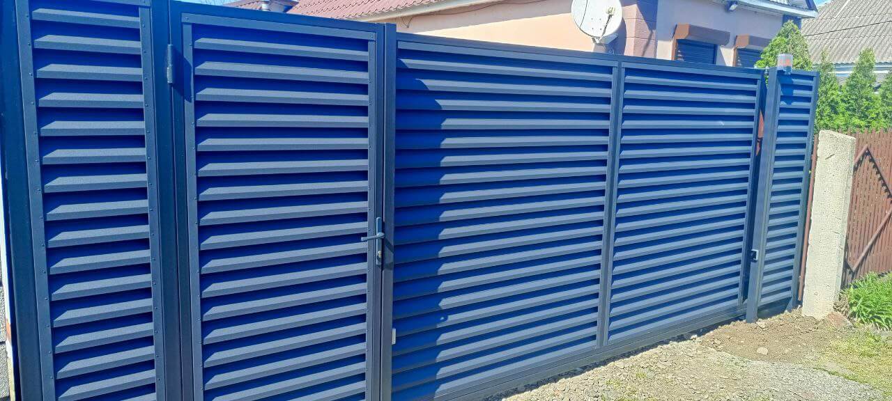 Забор-жалюзи из ламелей Еврожалюзи 53м RAL7024 Серый Графит МАТТЕ фото 10 в Екатеринбурге