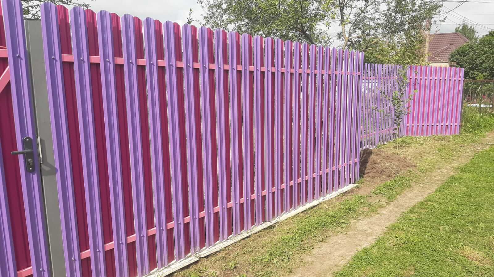Двухцветный забор из евроштакетника 44м RAL4005 Сиреневый, RAL4006 Пурпурный фото 4 в Екатеринбурге