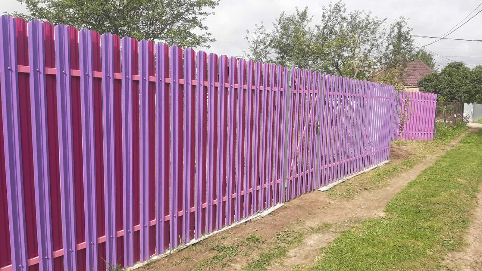 Двухцветный забор из евроштакетника 44м RAL4005 Сиреневый, RAL4006 Пурпурный фото 3 в Екатеринбурге