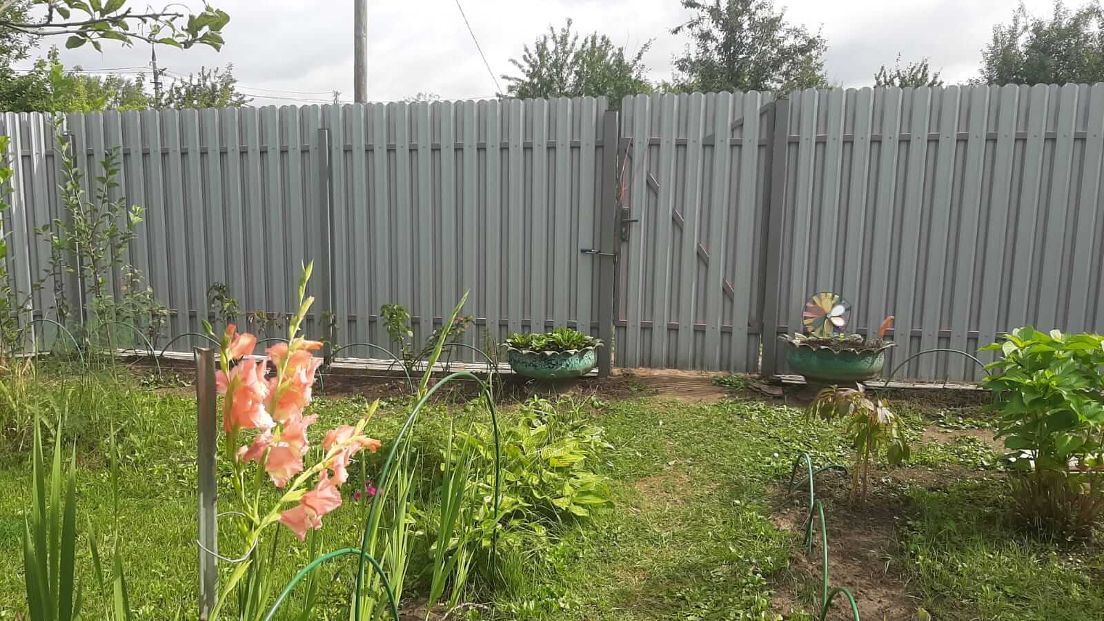 Двухцветный забор из евроштакетника 44м RAL4005 Сиреневый, RAL4006 Пурпурный фото 1 в Екатеринбурге