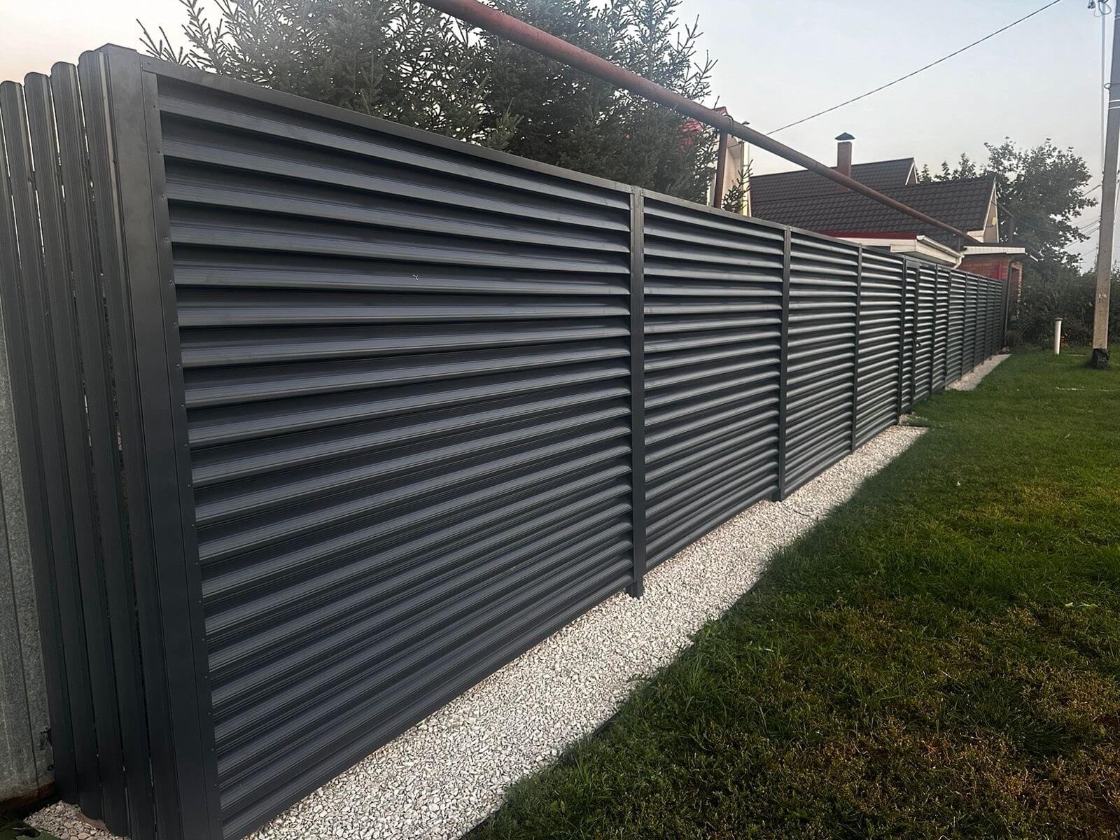 Забор из ламелей Еврожалюзи 26м RAL7024/7024 Серый Графит двусторонний фото 4 в Екатеринбурге