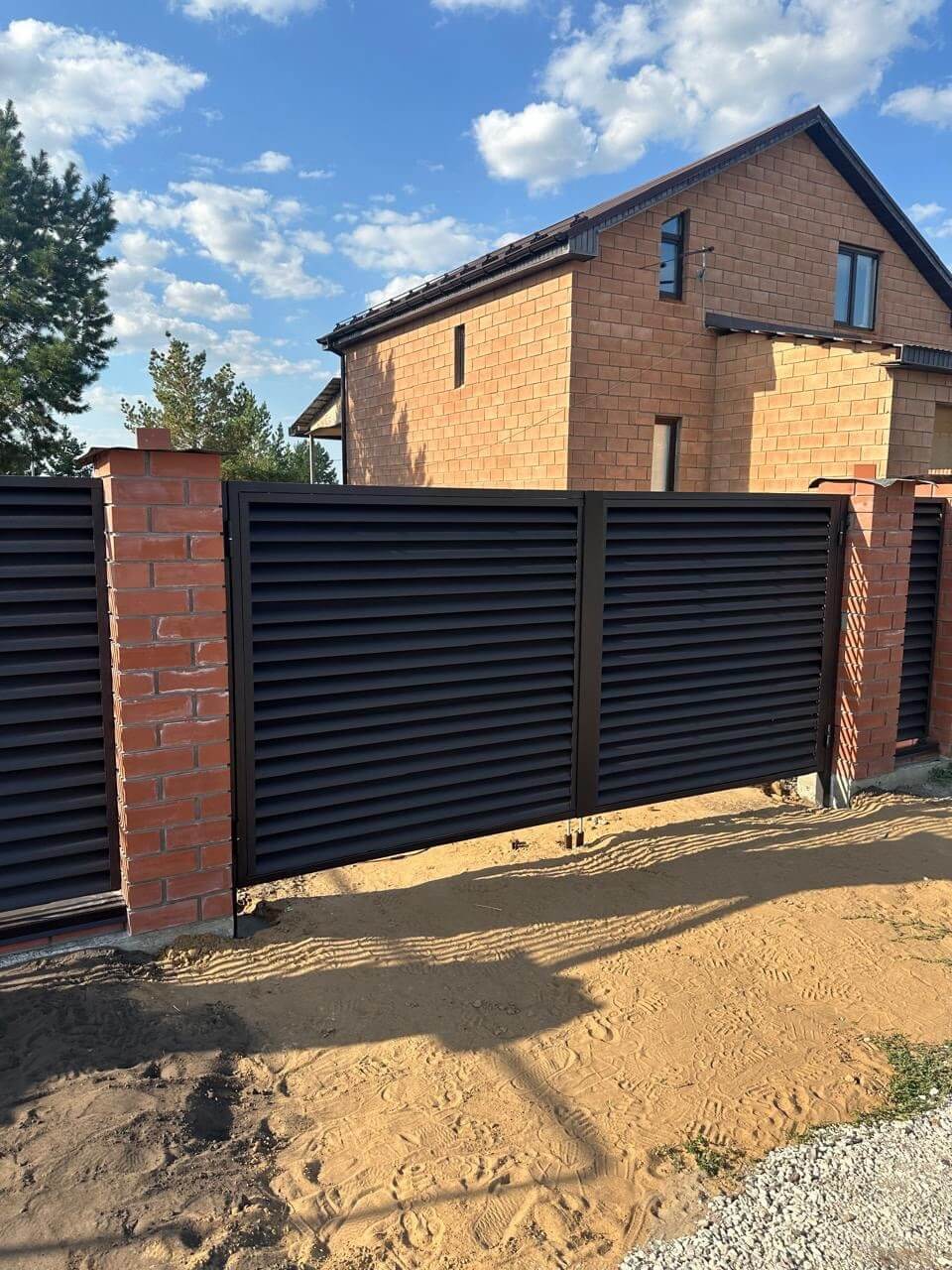 Забор-жалюзи из ламелей Еврожалюзи 38м RAL8019 Темный Шоколад МАТТЕ фото 4 в Екатеринбурге