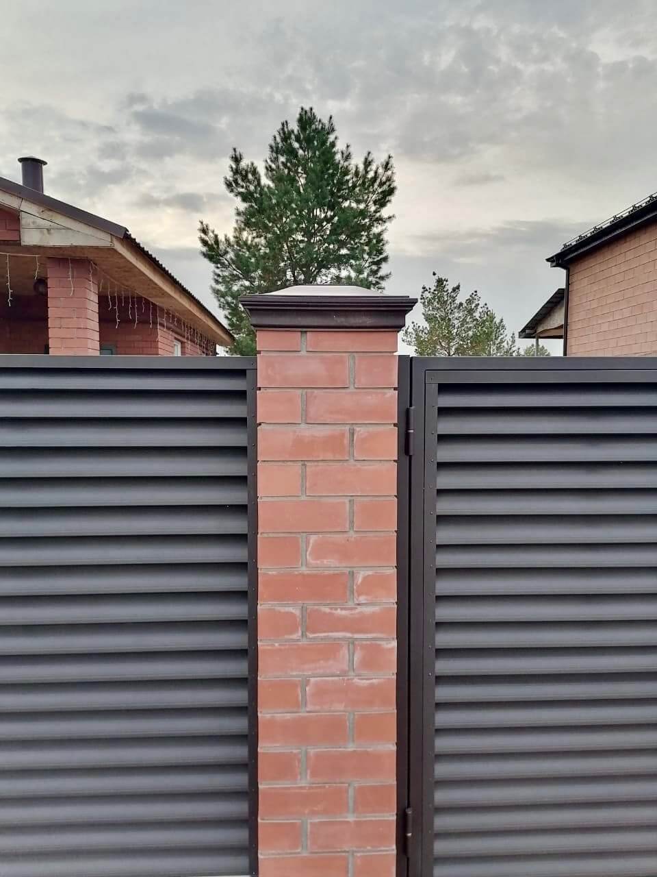 Забор-жалюзи из ламелей Еврожалюзи 38м RAL8019 Темный Шоколад МАТТЕ фото 2 в Екатеринбурге