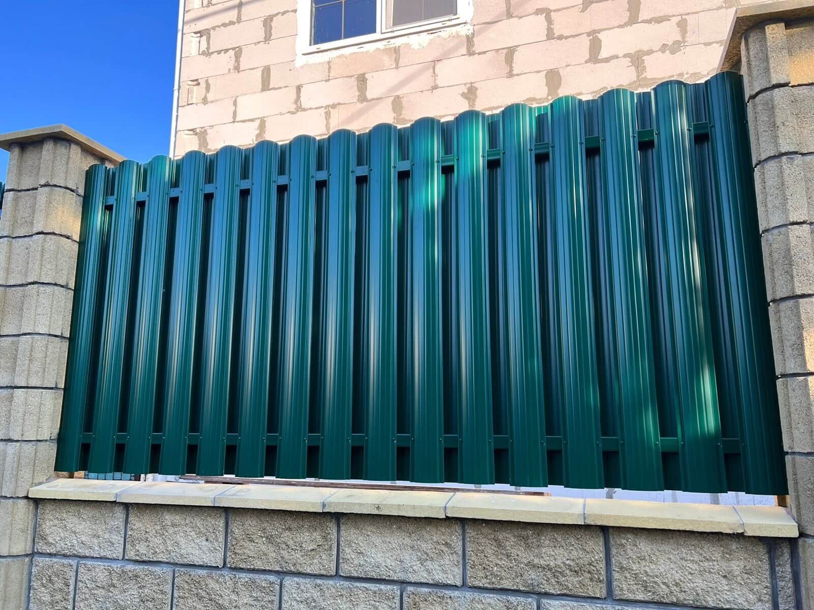 Забор из евроштакетника 22м RAL6005/6005 Зеленый Мох двусторонний фото 2 в Екатеринбурге