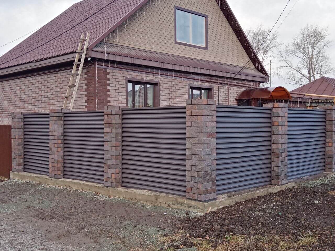 Забор-жалюзи из ламелей ЭКО-Z-US (усиленные) 30м RAL8019/8019 Темный Шоколад двусторонний МАТТЕ фото 3 в Екатеринбурге