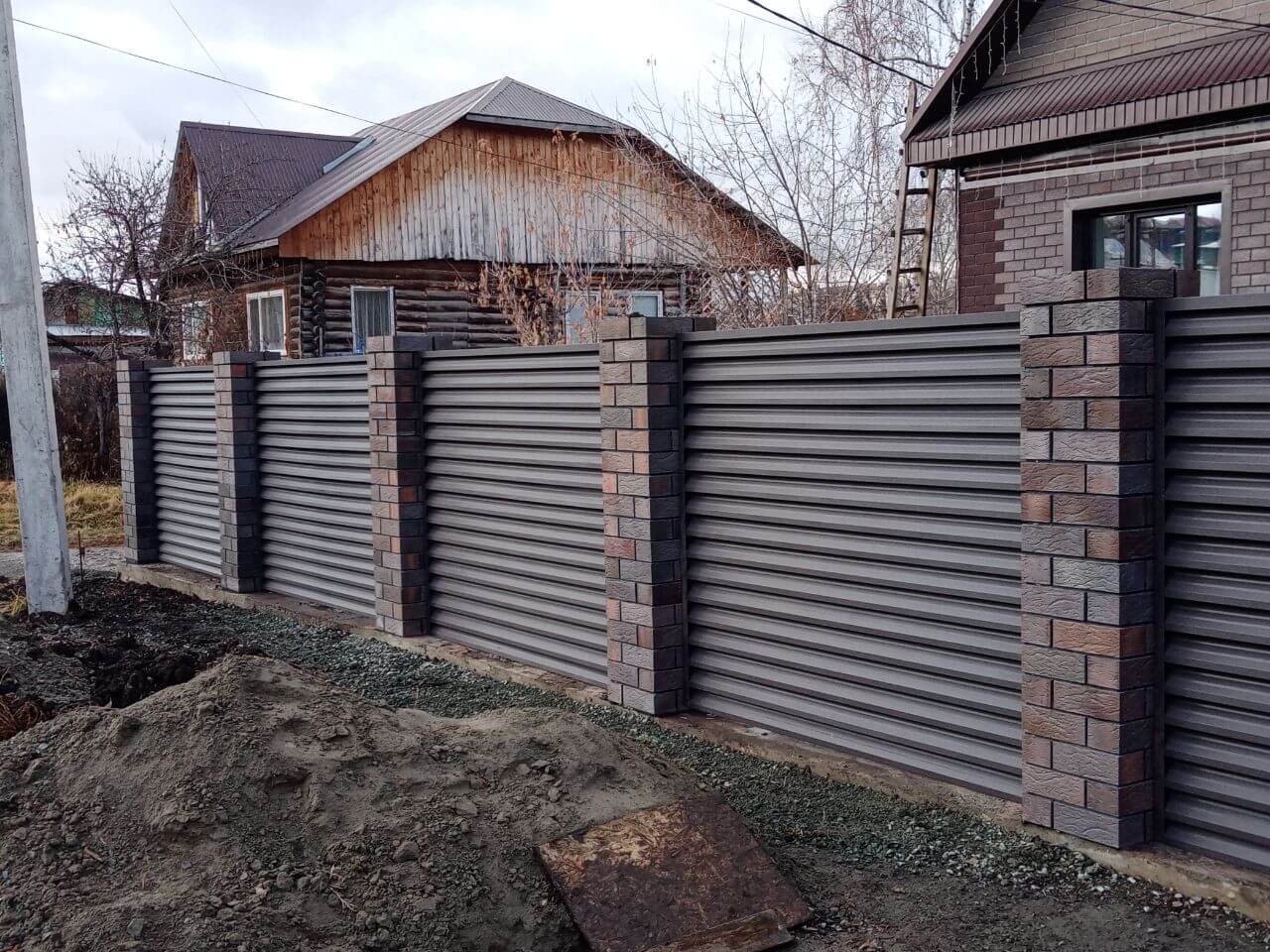 Забор-жалюзи из ламелей ЭКО-Z-US (усиленные) 30м RAL8019/8019 Темный Шоколад двусторонний МАТТЕ в Екатеринбурге