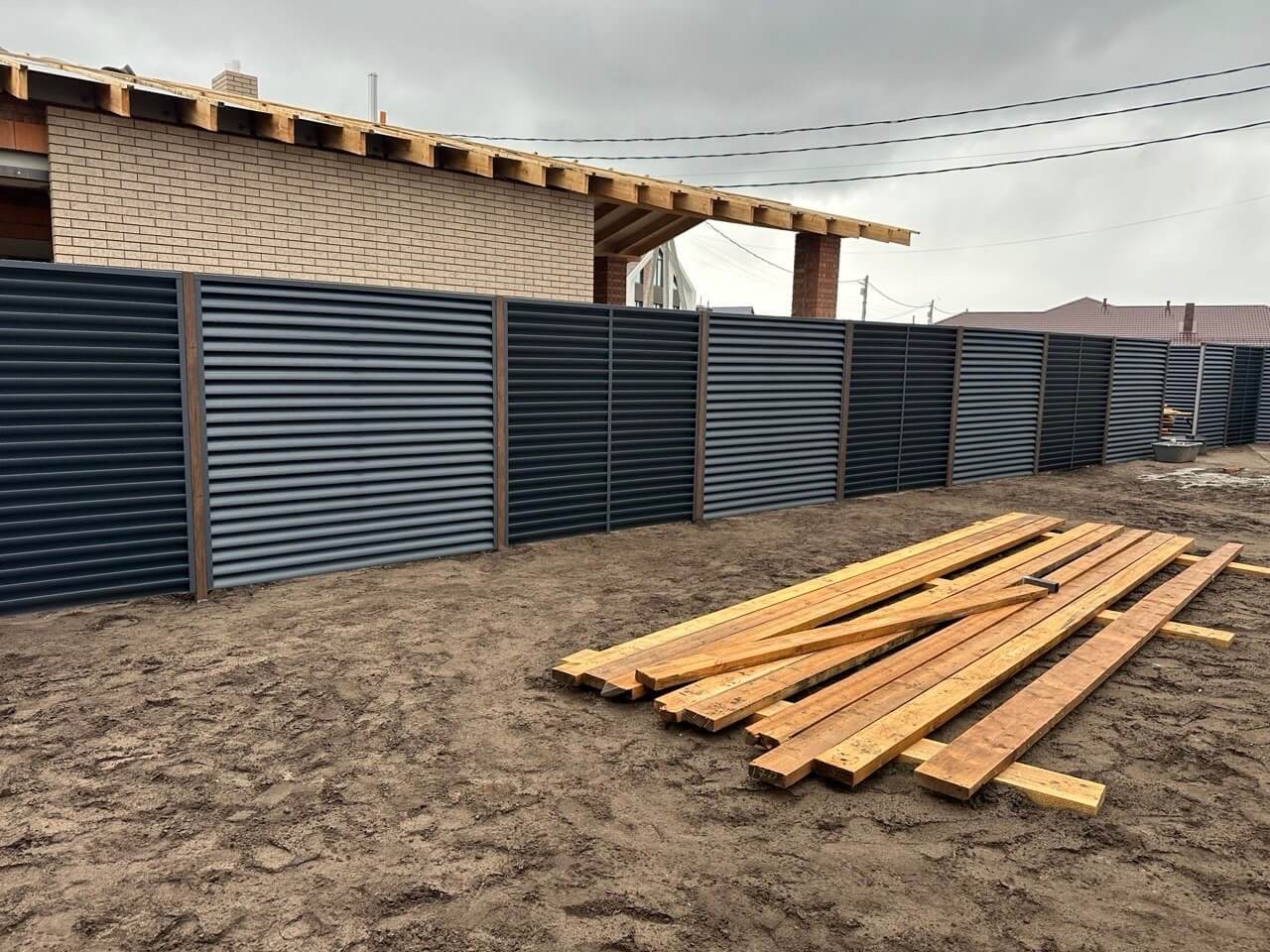 Забор из ламелей еврожалюзи 160м RAL7024/7024 Серый Графит двусторонний МАТТЕ фото 6 в Екатеринбурге