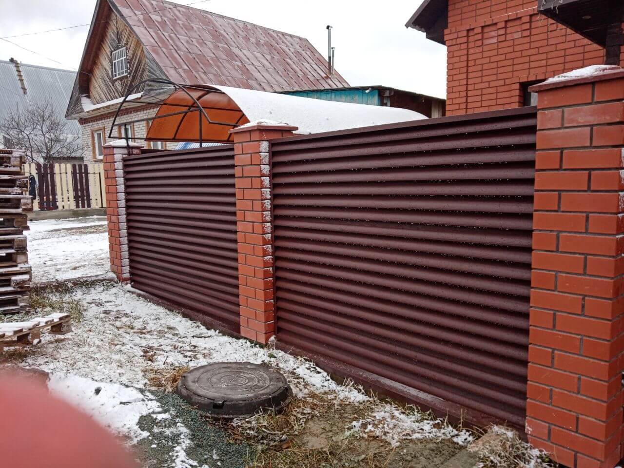 Забор из ламелей еврожалюзи 12м RAL8017/8017 Шоколад двусторонний МАТТЕ фото 3 в Екатеринбурге
