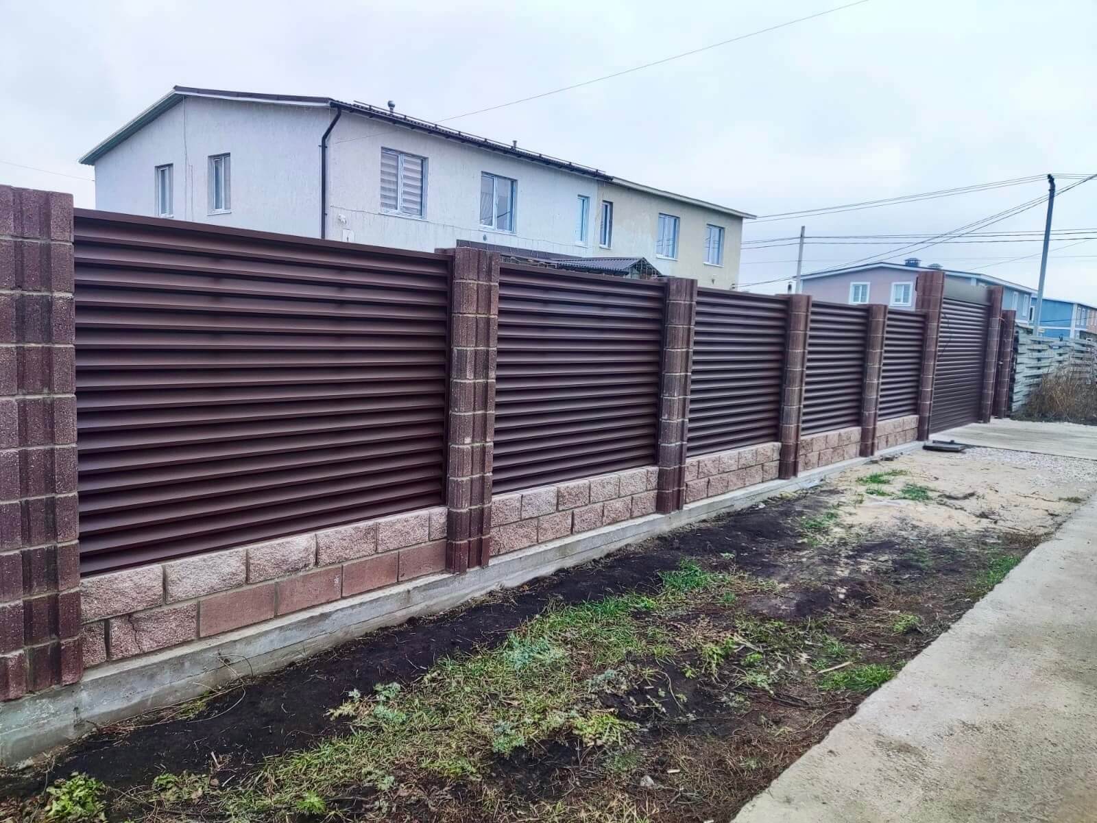 Забор-жалюзи из ламелей ЭКО-Z 13м RAL8019/8019 Темный Шоколад двусторонний МАТТЕ фото 1 в Екатеринбурге