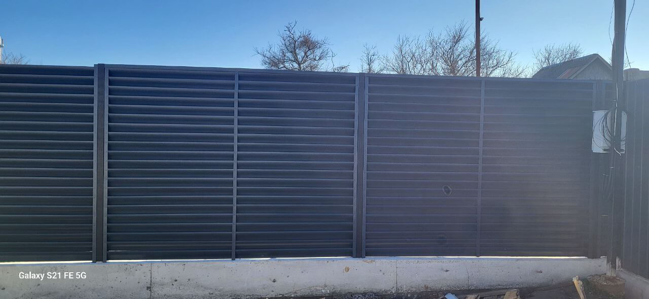 Забор из ламелей еврожалюзи 30м RAL7024/7024 Серый Графит двусторонний фото 6 в Екатеринбурге