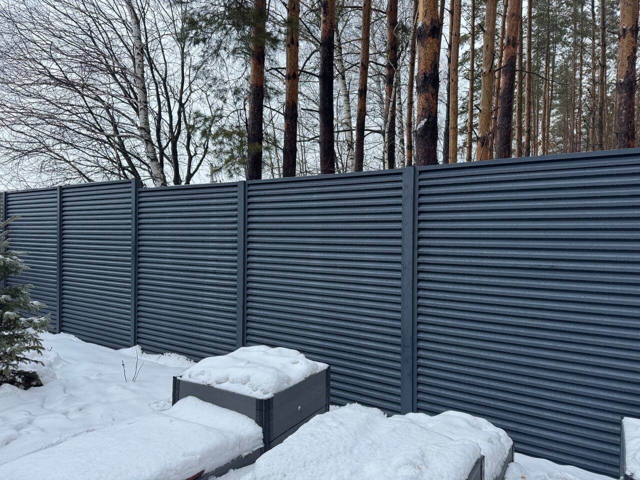 Забор-жалюзи из ламелей ЭКО-Z-US 54м RAL7024/7024 Серый Графит двусторонний МАТТЕ фото 3 в Екатеринбурге
