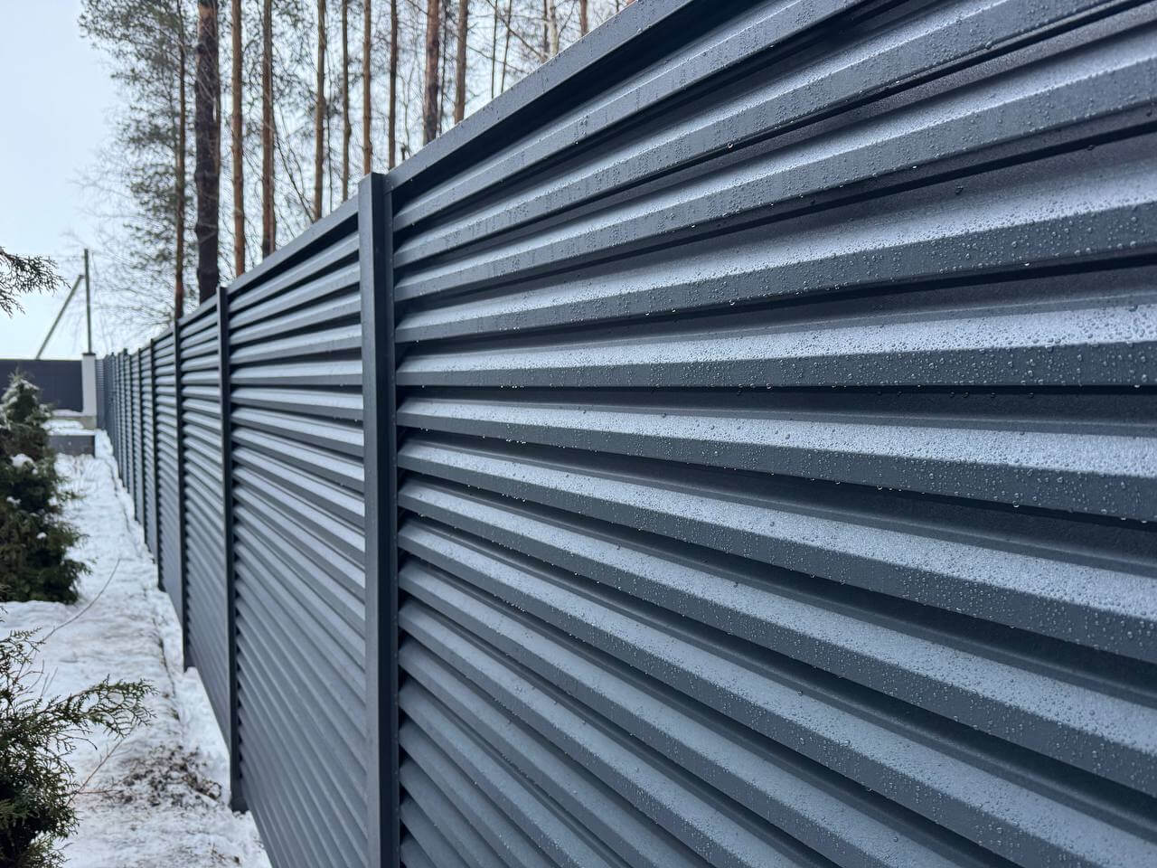 Забор-жалюзи из ламелей ЭКО-Z-US 54м RAL7024/7024 Серый Графит двусторонний МАТТЕ фото 2 в Екатеринбурге