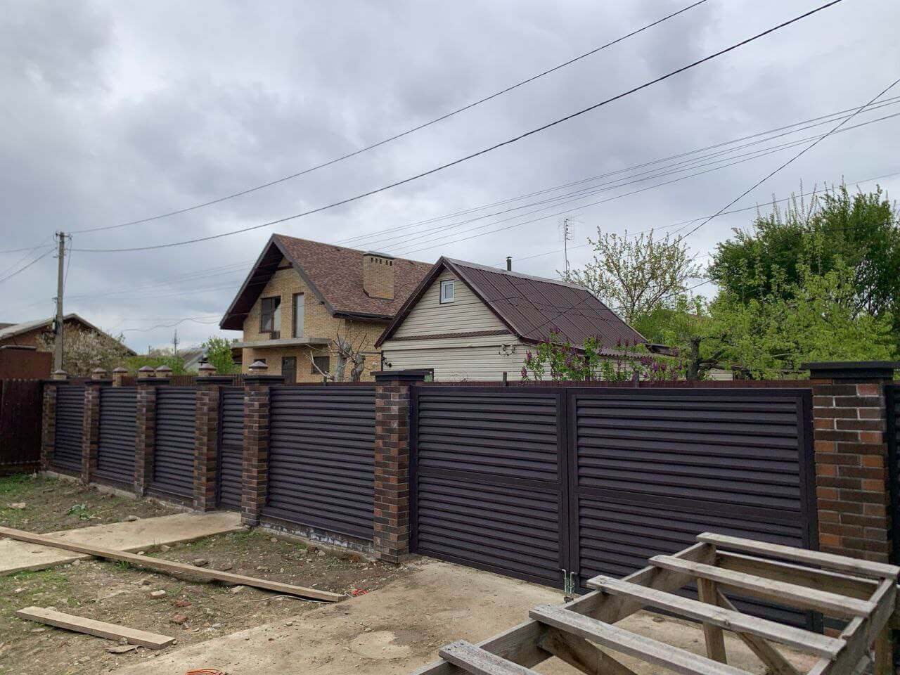 Забор-жалюзи из ламелей Реснички 24м RAL8019/8019 Темный Шоколад двусторонний МАТТЕ фото 2 в Екатеринбурге