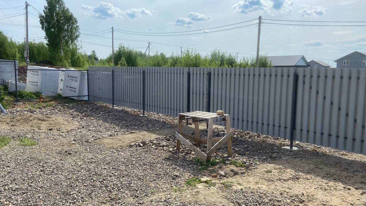 Забор из евроштакетника 16м RAL7024 Серый Графит фото 1 в Екатеринбурге