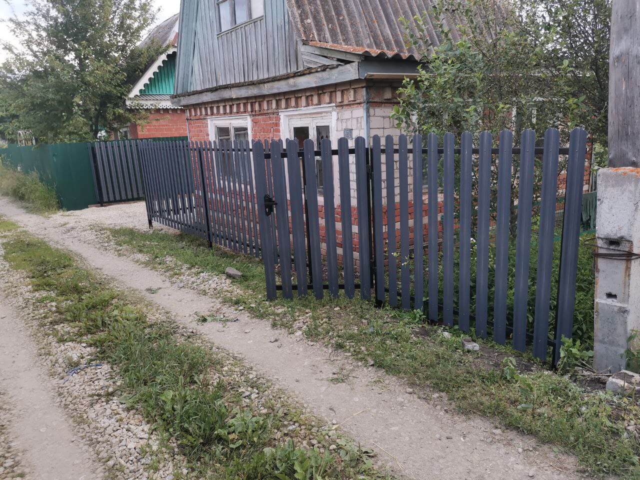 Забор из евроштакетника 7м RAL7024/7024 Серый Графит двусторонний фото 3 в Екатеринбурге