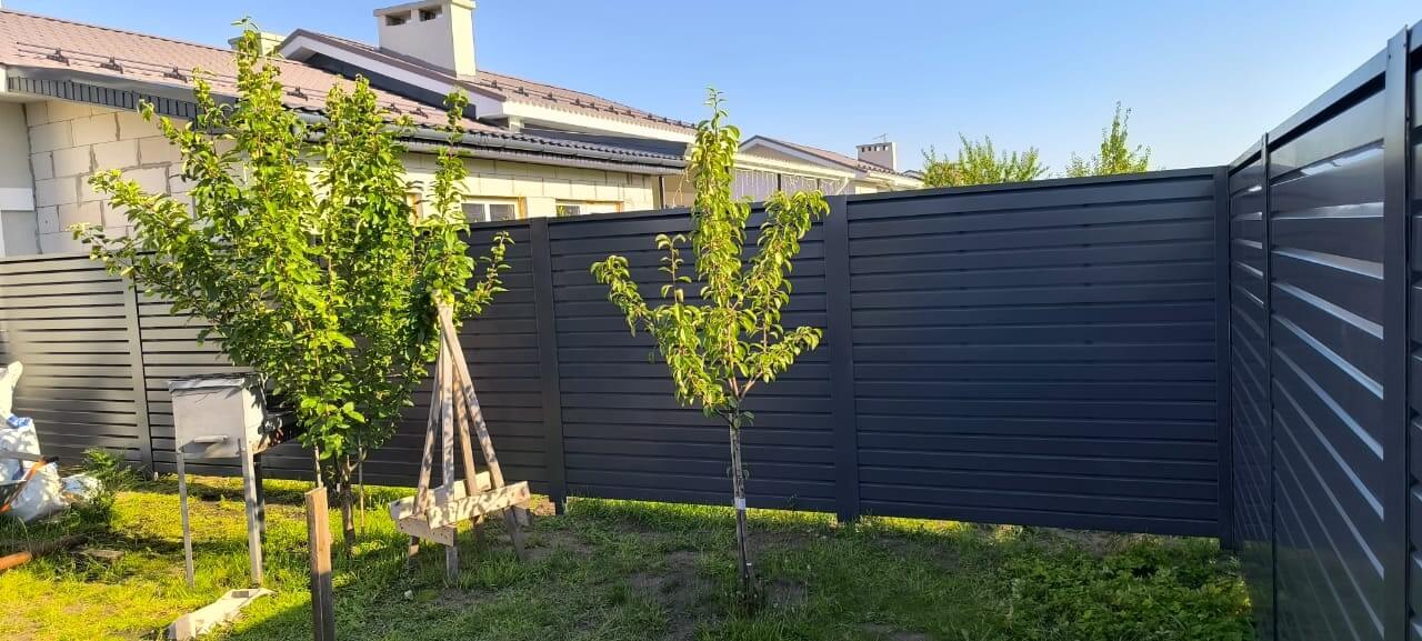 Забор-жалюзи из ламелей Хай-Тек 62м RAL7024/7024 Серый Графит двусторонний фото 4 в Екатеринбурге