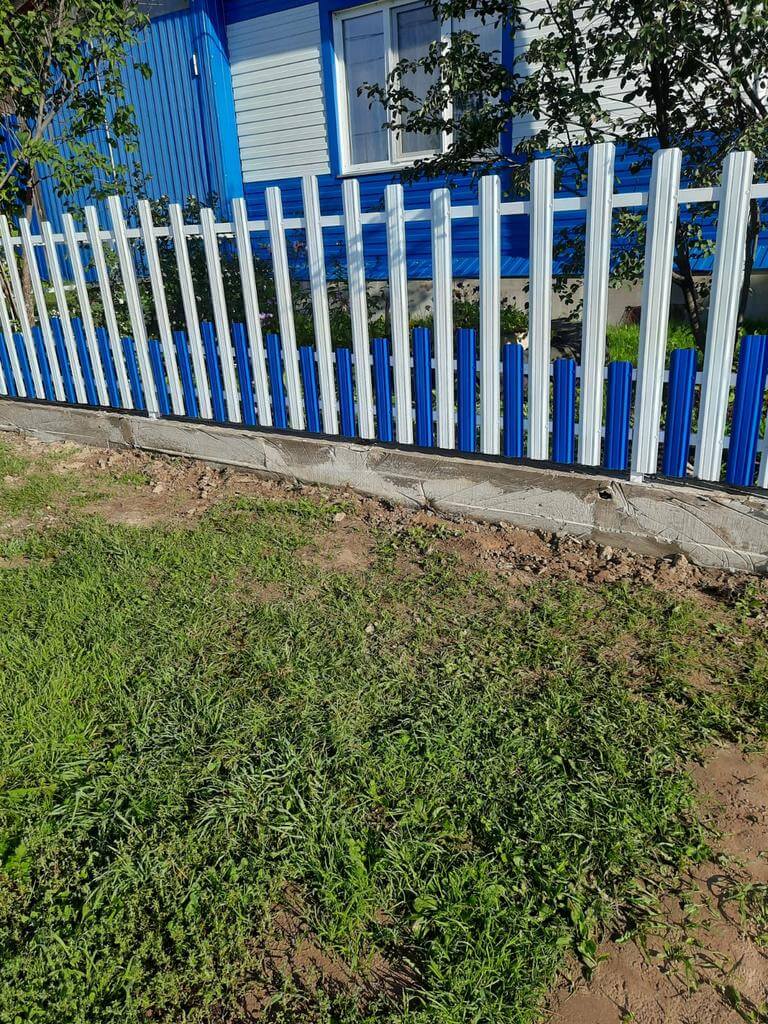 Забор из евроштакетника 14м RAL9003 Белый, RAL5005 Синий Сигнал фото 1 в Екатеринбурге