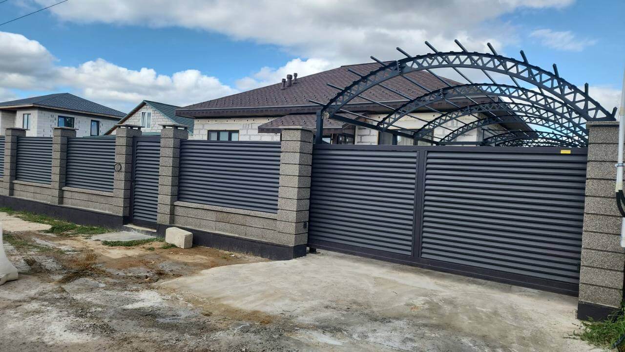 Забор-жалюзи из ламелей Реснички 27м RAL8019/8019 Темный Шоколад двусторонний МАТТЕ фото 2 в Екатеринбурге