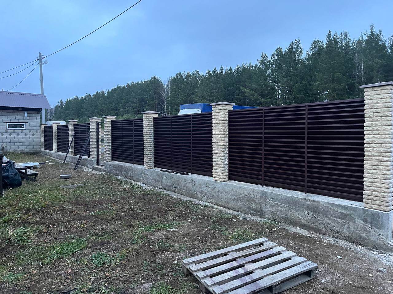 Забор-жалюзи из ламелей ЭКО-Z 18м RAL8017/8017 Шоколад двусторонний фото 3 в Екатеринбурге